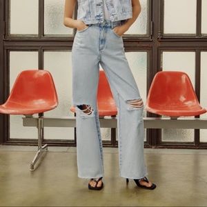 Zara NWOT Z1975 WIDE LEG SNOW WASH JEANS
Light blue 0/6147/071/406/36